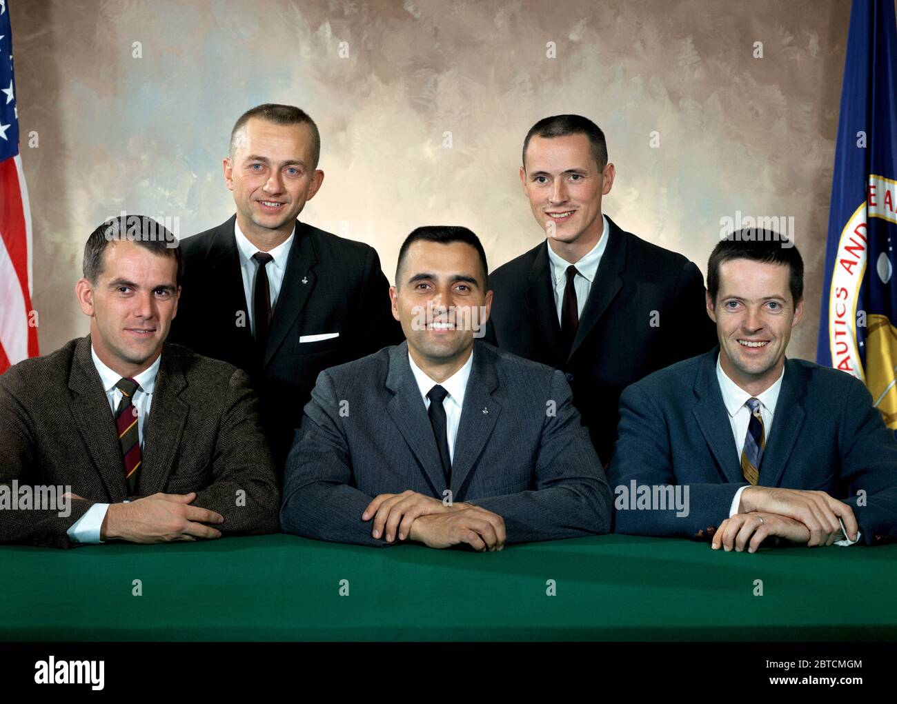 (November 1966) - - - fünf Wissenschaftler - Astronauten, deren Auswahl durch das Nationale Luft- und Raumfahrtbehörde am 29. Juni 1969 angekündigt wurde. Vordere Reihe, von links nach rechts, S. Curtis Michel, (Physiker); Harrison H. Schmitt (astrogeologist); und Joseph F. Kerwin (Arzt). Hintere Reihe von links nach rechts sind Owen K. Garriott (Physiker), und Edward G. Gibson (Physiker). Stockfoto