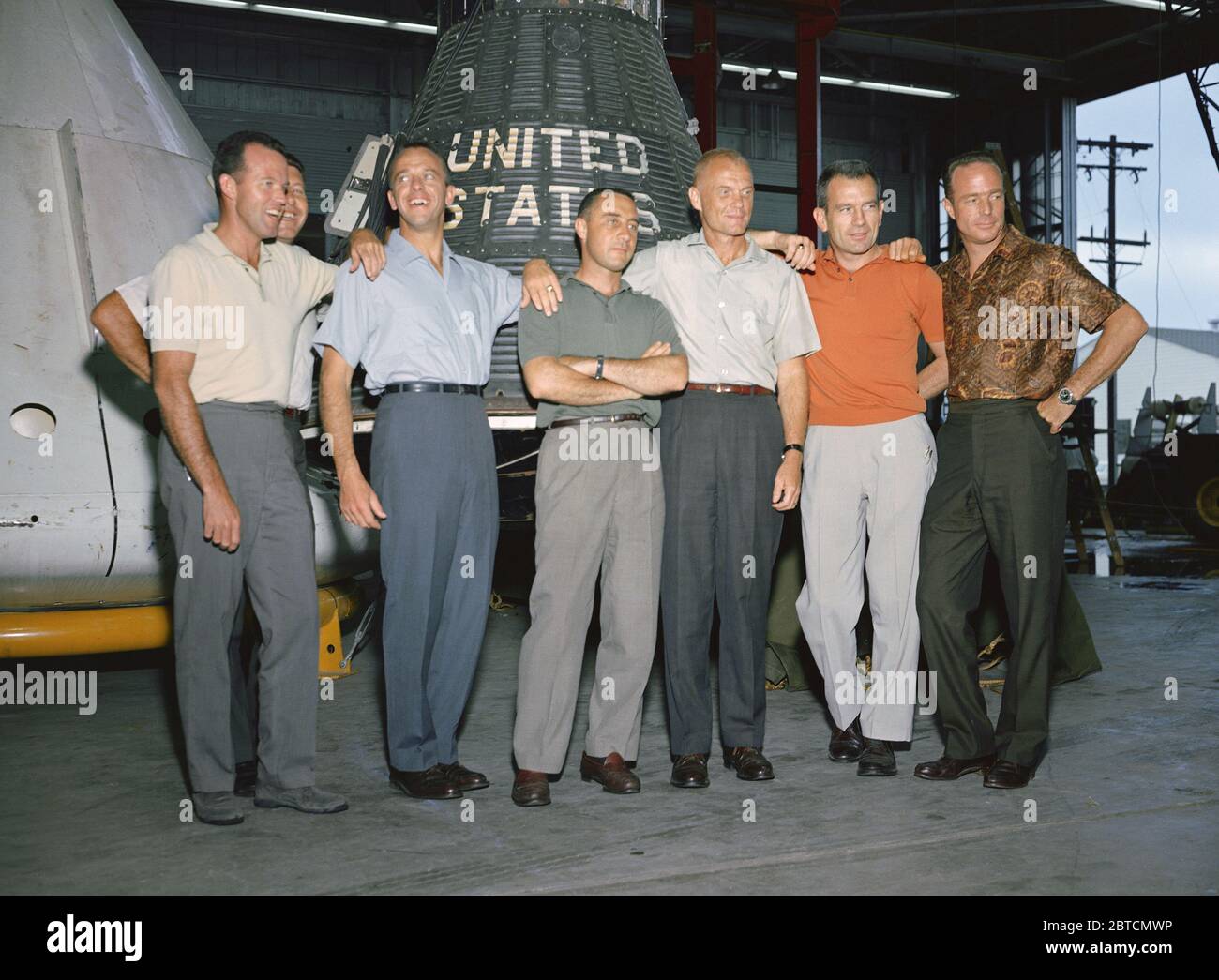 (1963)------- Gruppenbild der ursprünglichen Mercury Astronauten auf der bemannte Raumfahrzeuge Center (MSC), Houston, Texas. Die Astronauten sind von links nach rechts: L. Gordon Cooper jr., Walter M. Schirra, Alan B. Shepard, Jr., Virgil Grissom, John i. H. Glenn Jr., Donald K. Slayton und M. Scott Carpenter. Stockfoto