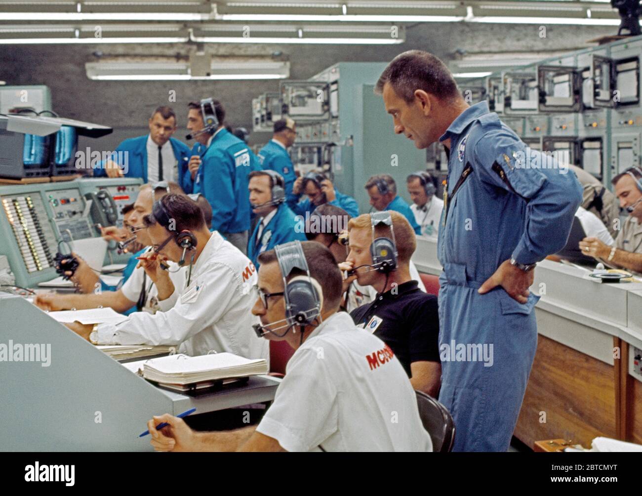 (21 August 1965) --- Anzeigen von Mission Control Center in Cape Kennedy, Florida, Momente, nachdem das Gemini-5 Sonde wurde von Pad 19 am 12.08.21, 1965 ins Leben gerufen. Steht auf der rechten Seite ist Astronaut Donald K. Slayton, stellvertretender Direktor für Flight Crew Operations, bemannte Raumfahrzeuge. Sitzt (dunklen Hemd) ist Astronaut Russell L. Schweickart. Andere NASA und McDonnell Aircraft Col. Personal überwacht auch die Fortschritte des Fluges. Stockfoto