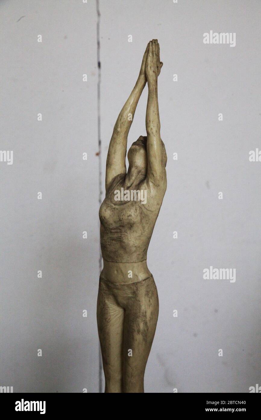 Yoga Kunst Skulptur, Handgemachte / Handgefertigte Figurative Yoga / Meditation Skulptur Pose Kunstgeschichte Menschliche Anatomie Modell, Indien, Asien (© Saji Maramon) Stockfoto