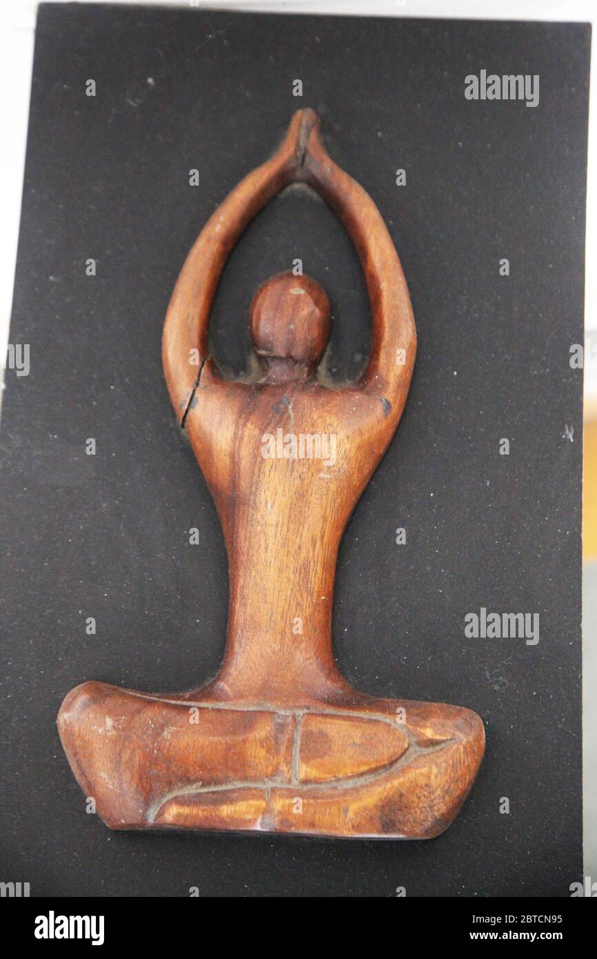 Yoga Kunst Skulptur, Handgemachte / Handgefertigte Figurative Yoga / Meditation Skulptur Pose Kunstgeschichte Menschliche Anatomie Modell, Indien, Asien (© Saji Maramon) Stockfoto