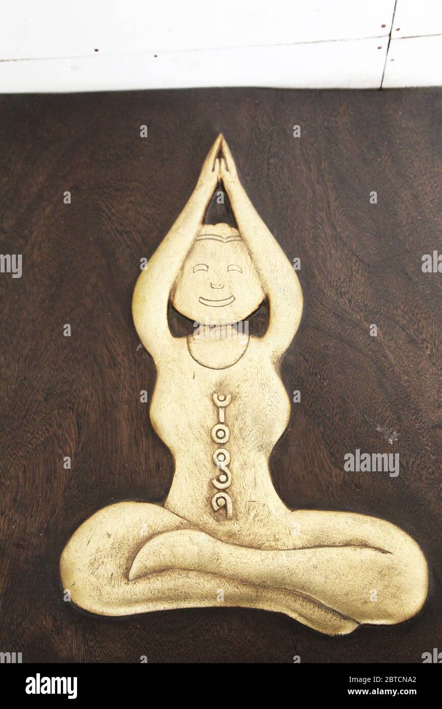 Yoga Kunst Skulptur, Handgemachte / Handgefertigte Figurative Yoga / Meditation Skulptur Pose Kunstgeschichte Menschliche Anatomie Modell, Indien, Asien (© Saji Maramon) Stockfoto