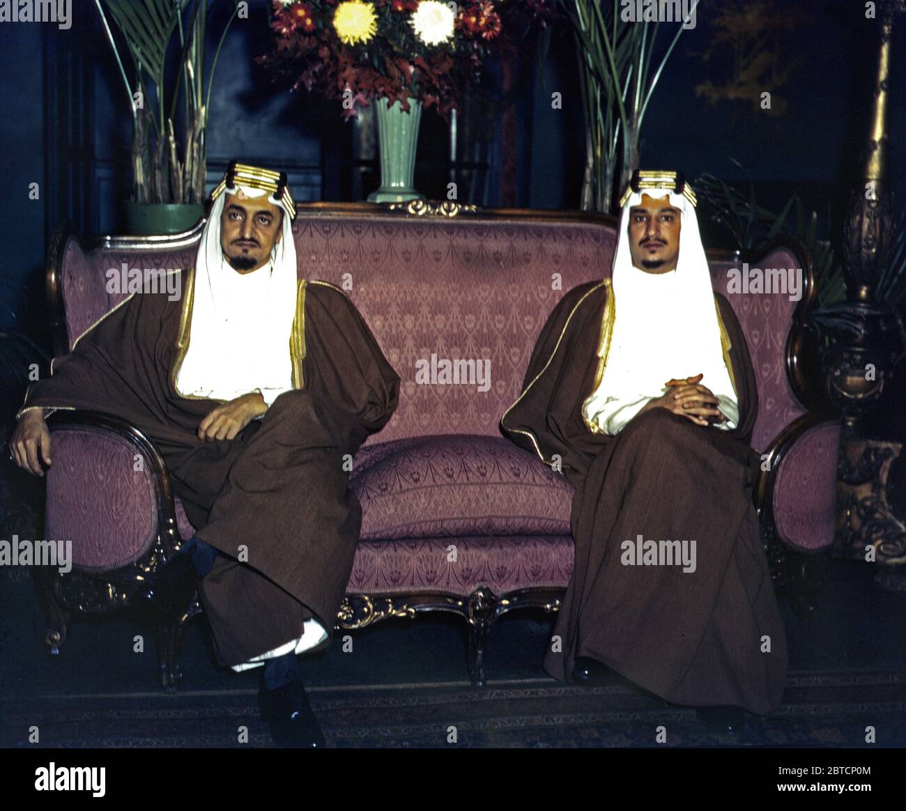 Amir Khalid [Rechts] und Amir Faisal, Söhne von König Ibn Saud Saudi-arabien. Ca. 1943 Stockfoto
