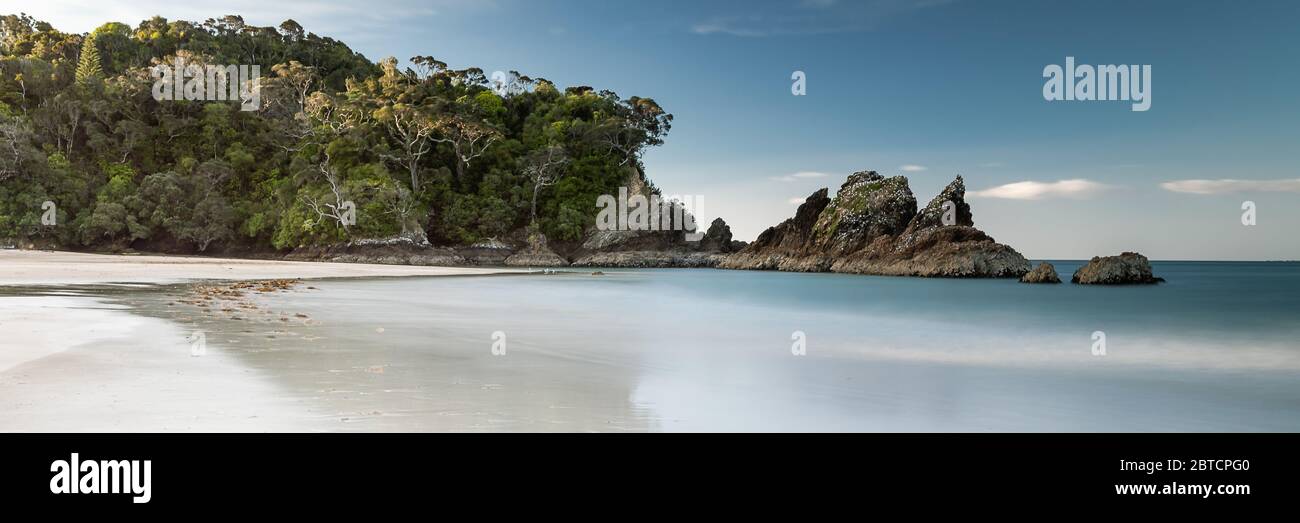 Ein Panoramabild von Woolley Bay, Neuseeland, Nordinsel. Stockfoto