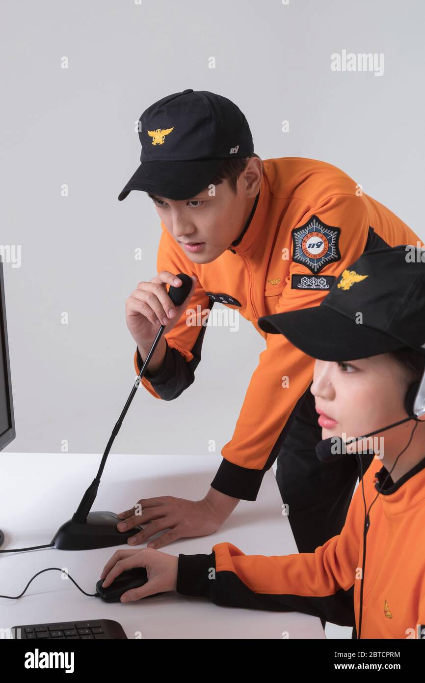 Asiatischer Mann und Frau Feuerwehrmann Porträt, junge lächelnde Feuerwehrmann in Uniform 267 Stockfoto