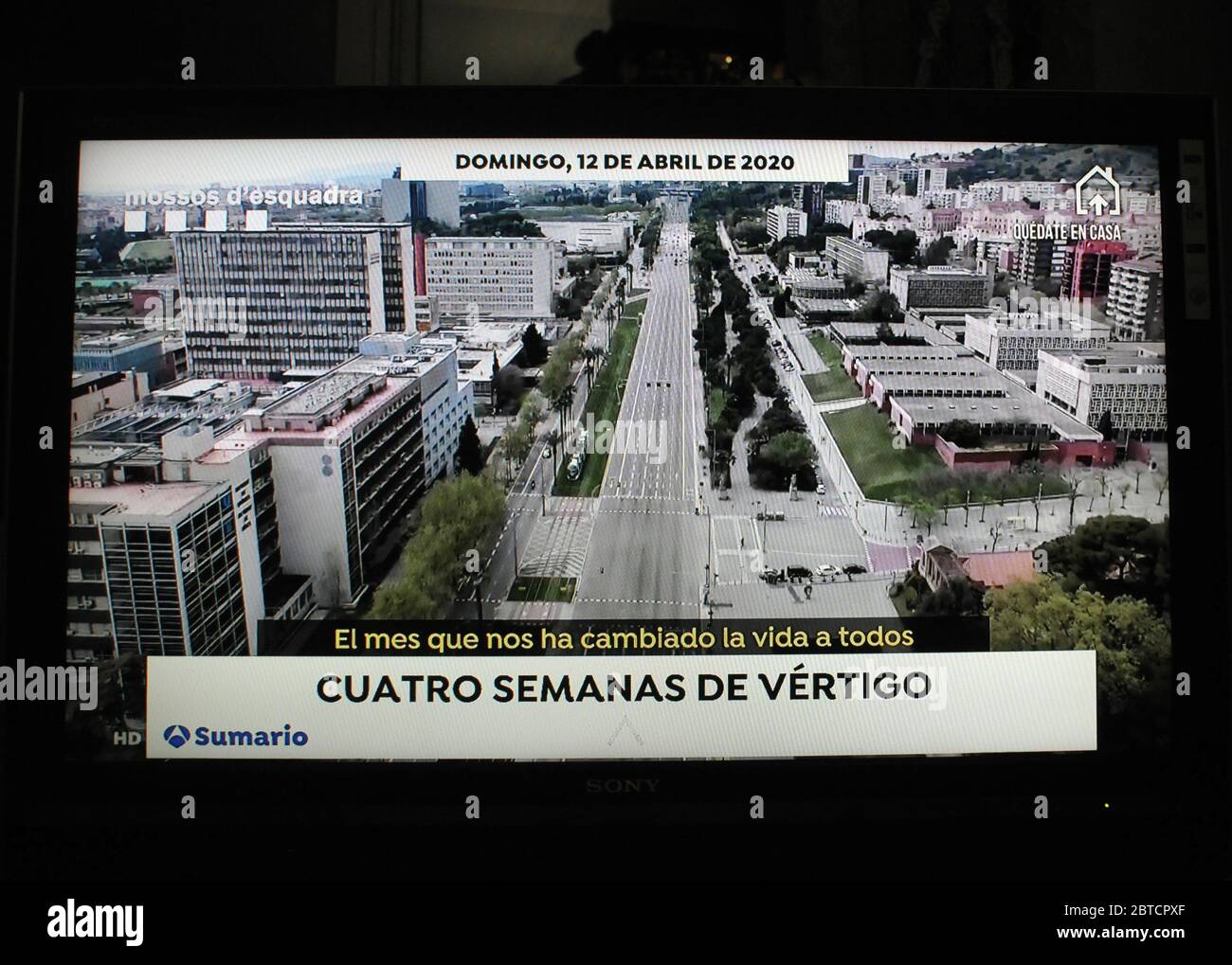 Barcelona 12. april 2020, Diagonal Avenu, Nachrichten im Fernsehen während der Haft Stockfoto