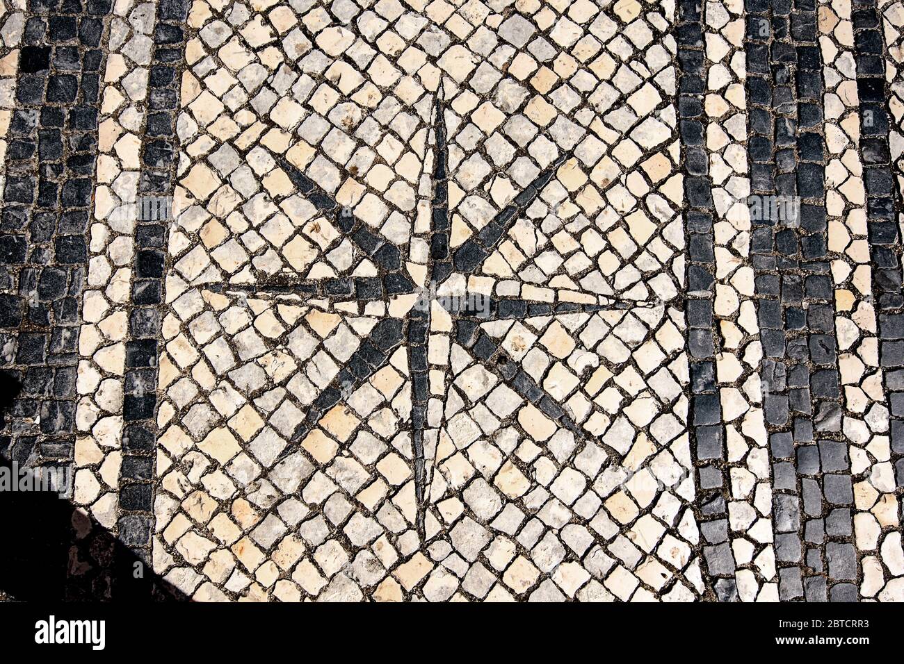 Portugiesisches Pflaster-Mosaik mit einem Kompassstern-Motiv in Coimbra, Portugal Stockfoto