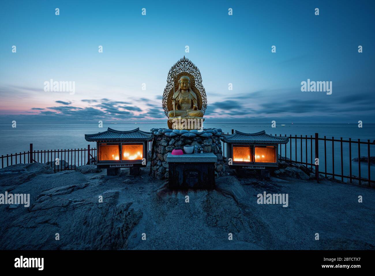 Busan, Südkorea - 22. Mai 2020: Haedong Yonggungsa, selbst beworben als Koreas schönster Tempel, liegt an einer felsigen Küste nördlich von Busan. Stockfoto