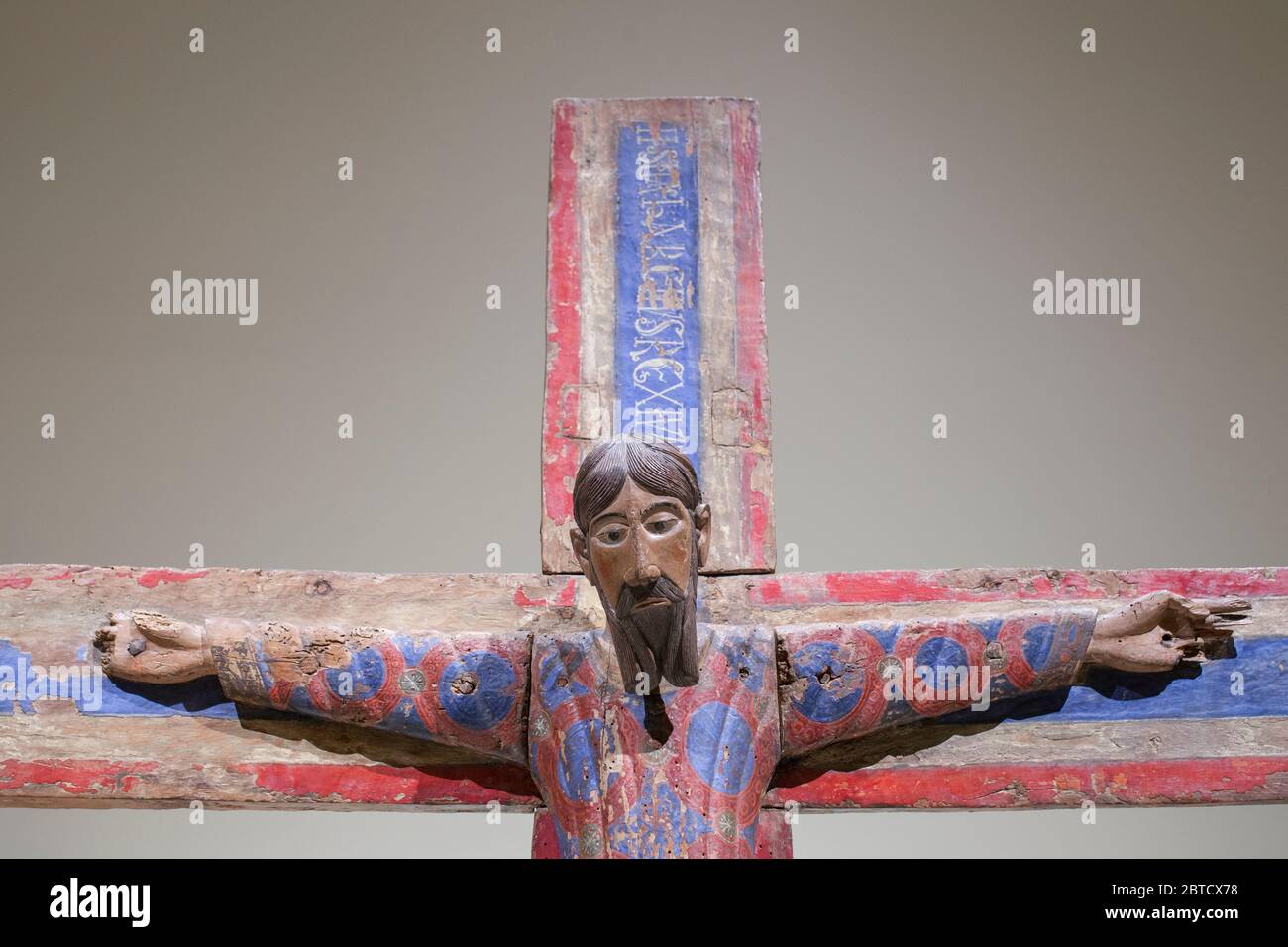Barcelona, Spanien - 26. Dezember 2019: Batllo Majestät, geschnitzte Holzskulptur aus unbekannter Garrotxa-Kirche. Detail des Kopfes. National Art Museum of Catalon Stockfoto