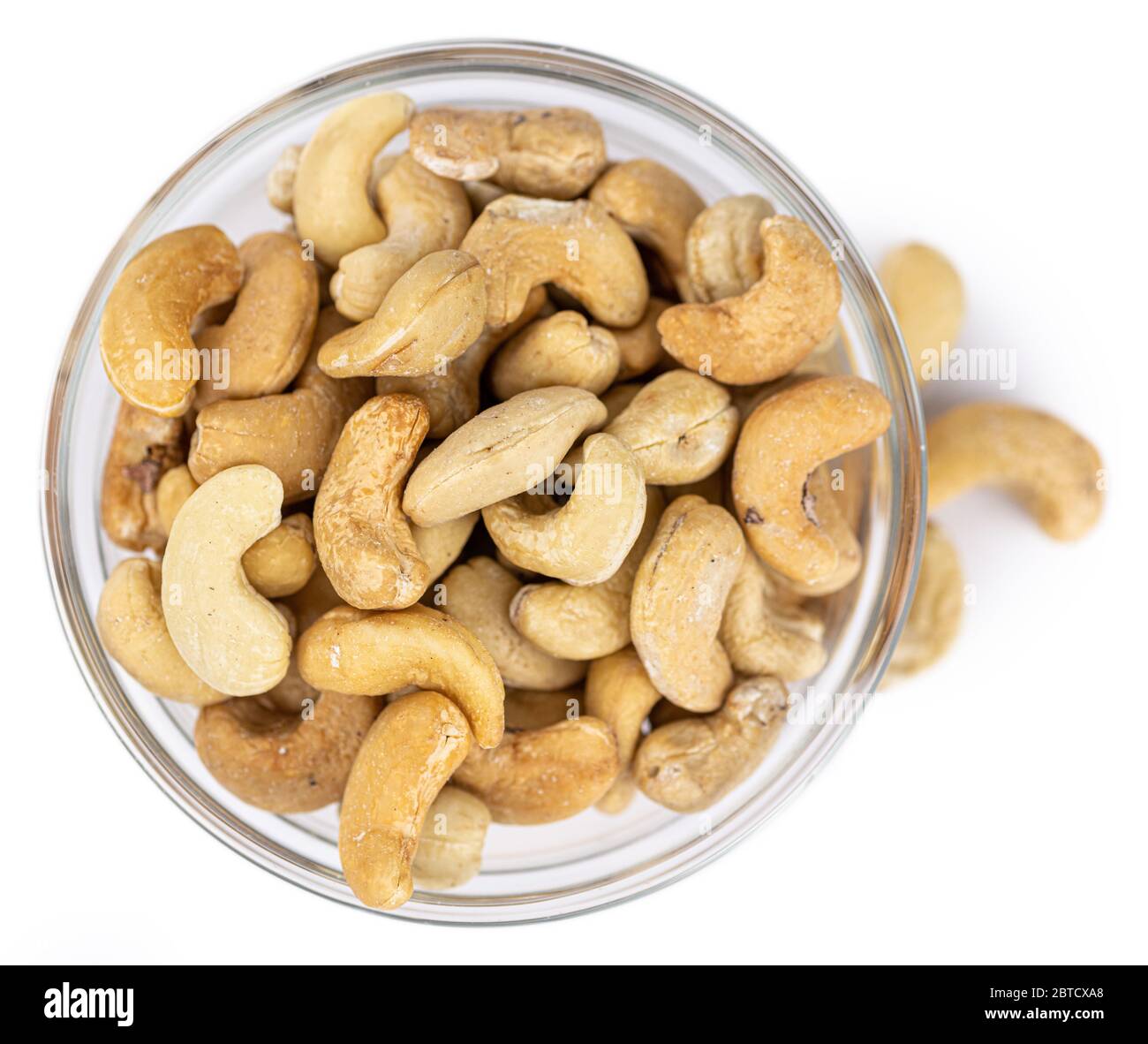 Cashew Nuts isoliert auf weißem Hintergrund (Nahaufnahme; selektiver Fokus) Stockfoto