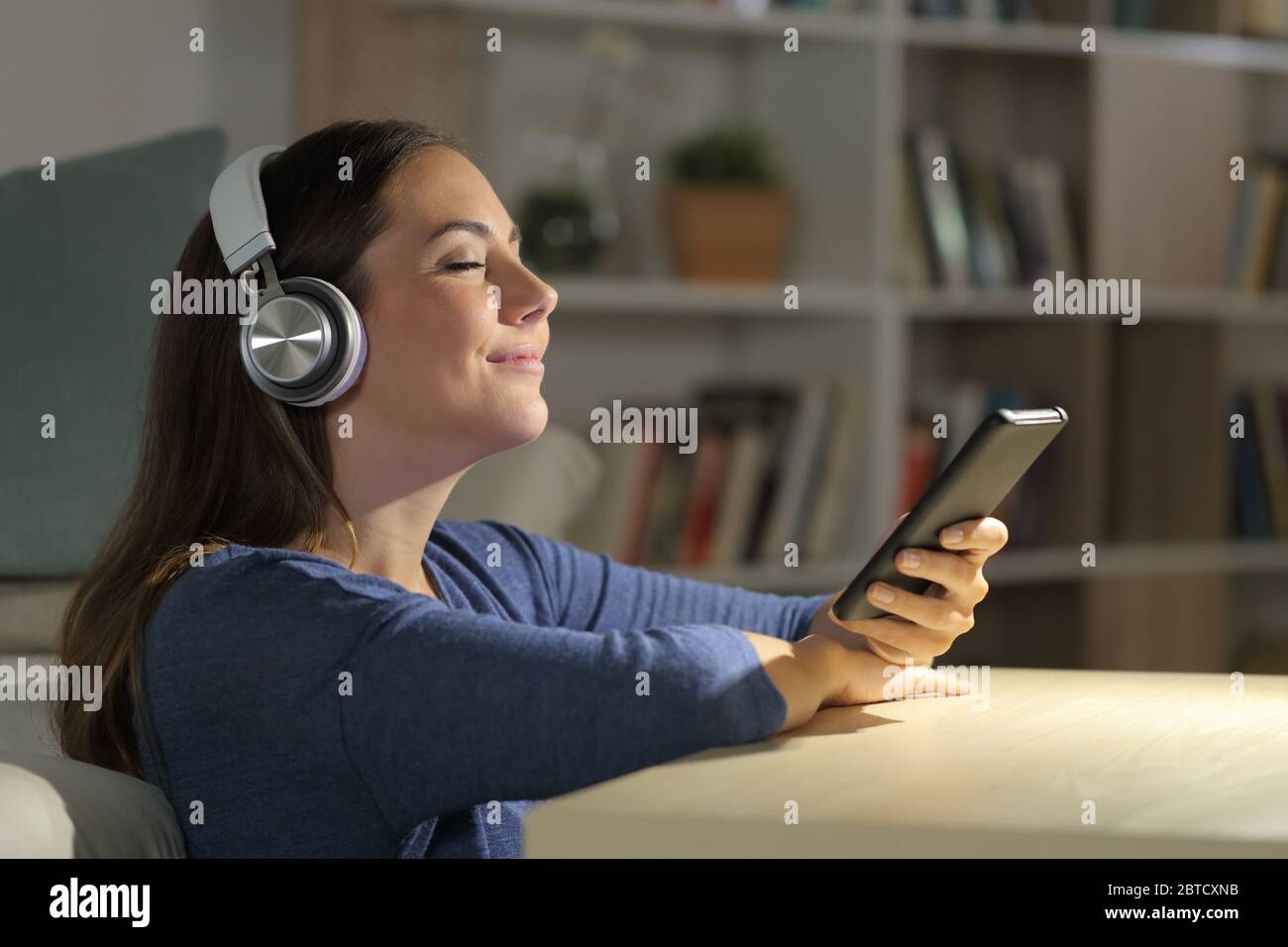 Die musik auf deinem handy Fotos und Bildmaterial in hoher Auflösung Alamy