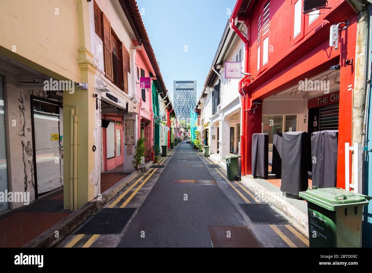 Eine saubere Aussicht auf die Straße ohne Leute in der berühmten Haji Lane am frühen Morgen. Singapur Stockfoto
