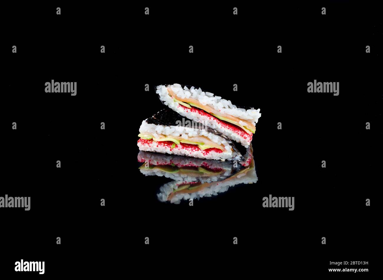 Sushi-Sandwich mit Lachs auf schwarzem Hintergrund reflektiert. Asiatische Restaurantkarte. Vorlage Mockup, Platz für Text. Lieferservice Japanisches Essen. Tren Stockfoto