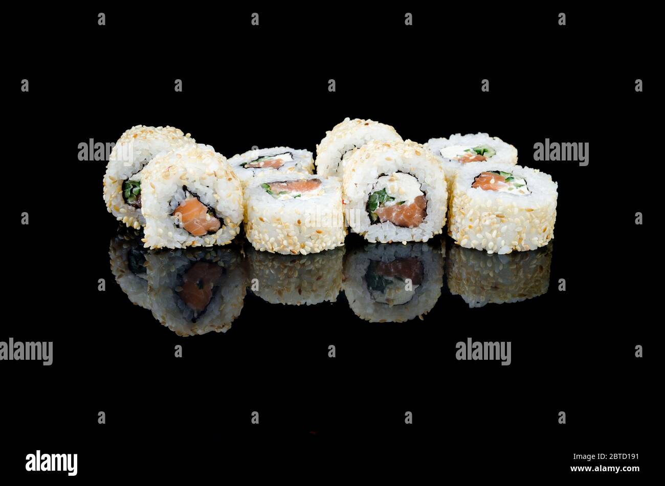 Sushi Rolle philadelphia in Sesam mit Lachs auf schwarzem Hintergrund. Asiatische Restaurantkarte. Vorlage Mockup, Platz für Text. Stockfoto