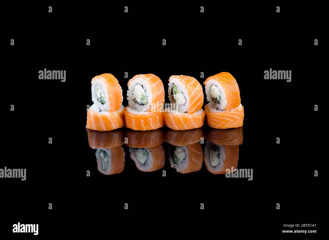 Sushi Rolle philadelphia mit Lachs auf schwarzem Hintergrund. Asiatische Restaurantkarte. Vorlage Mockup, Platz für Text. Stockfoto