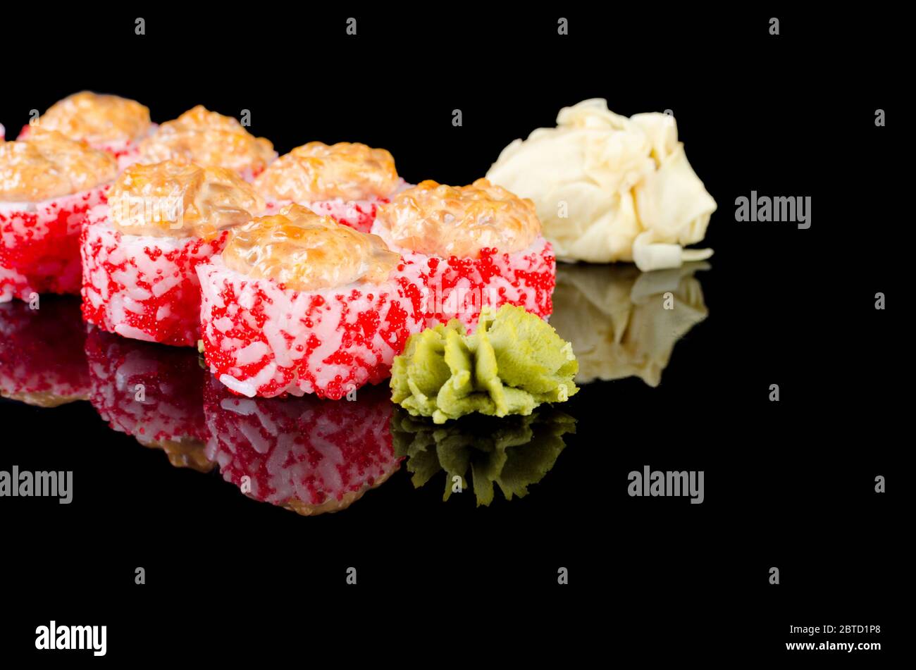 Sushi Rolle alaska mit Kaviar auf schwarzem Hintergrund reflektiert. Asiatische Restaurantkarte. Vorlage Mockup, Platz für Text. Stockfoto