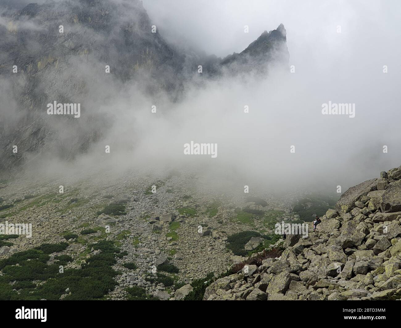 Wolke auf dem Gipfel des Berges Stockfoto