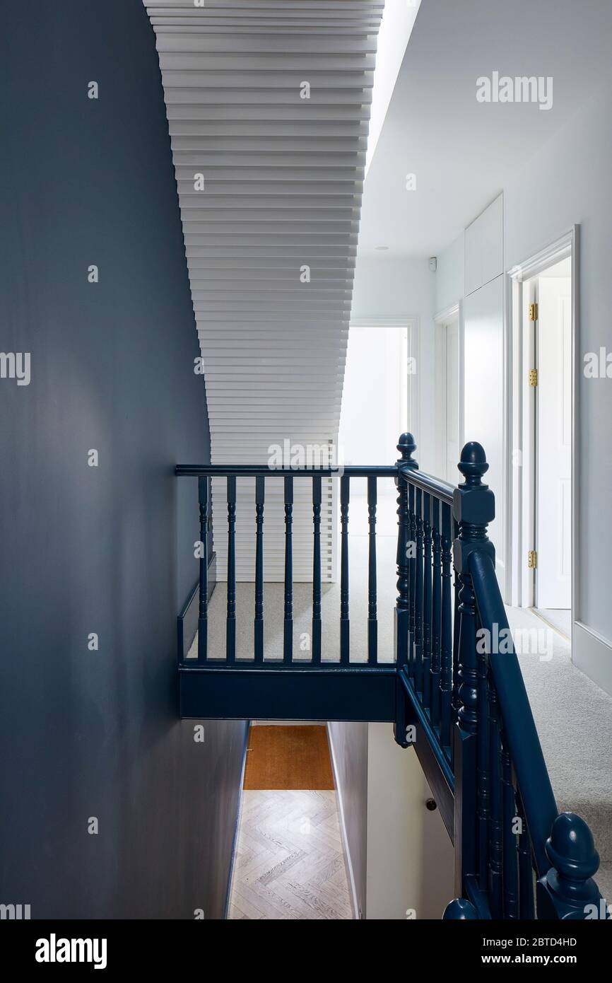 Landebereich mit Treppe mit geripptem Holzlatten Design. Long House, London, Großbritannien. Architekt: R2 Studio , 2018. Stockfoto