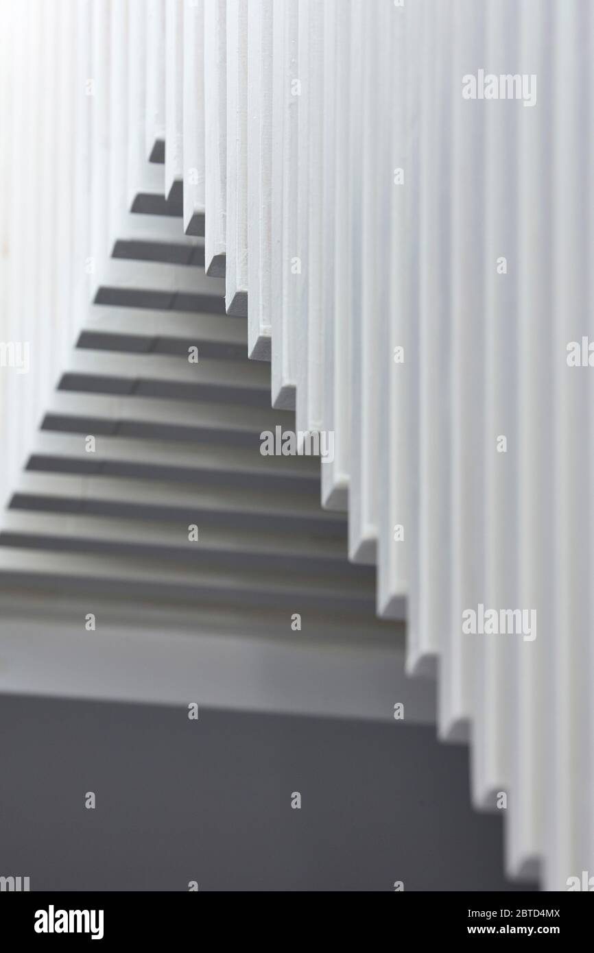 Abstraktes Detail Weiße Treppe mit geripptem Holzlatten-Design. Long House, London, Großbritannien. Architekt: R2 Studio , 2018. Stockfoto