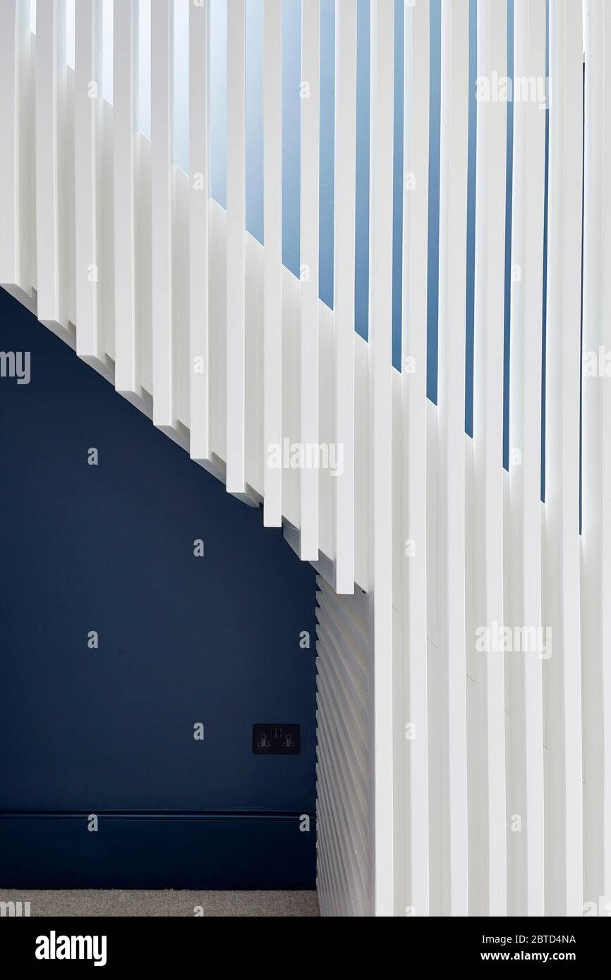 Weiße Treppe mit geripptem Holzlatten. Long House, London, Großbritannien. Architekt: R2 Studio , 2018. Stockfoto