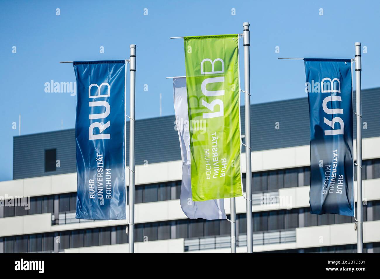 Bochum, Ruhrgebiet, Nordrhein-Westfalen, Deutschland - RUB, Ruhr-Universität Bochum, Flaggen mit RUB-Logo auf Fahnenmast vor Universitätsgebäuden. Bo Stockfoto