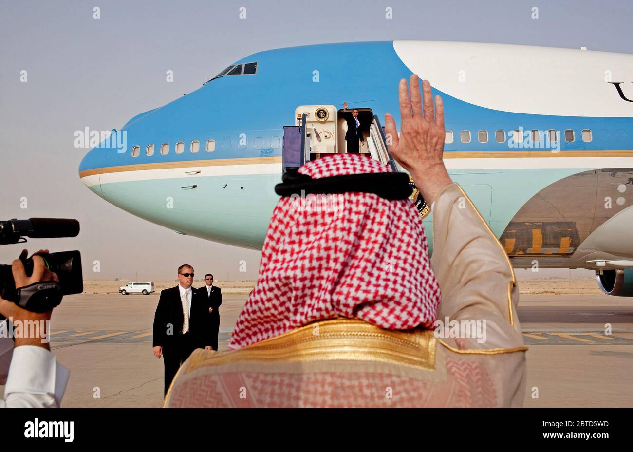 Präsident Barack Obama wellen Abschied von den Schritten der Air Force One, als er King Khalid International Airport in Riad, Saudi-Arabien auf dem Weg nach Kairo, Ägypten, 4. Juni 2009 fährt. Stockfoto