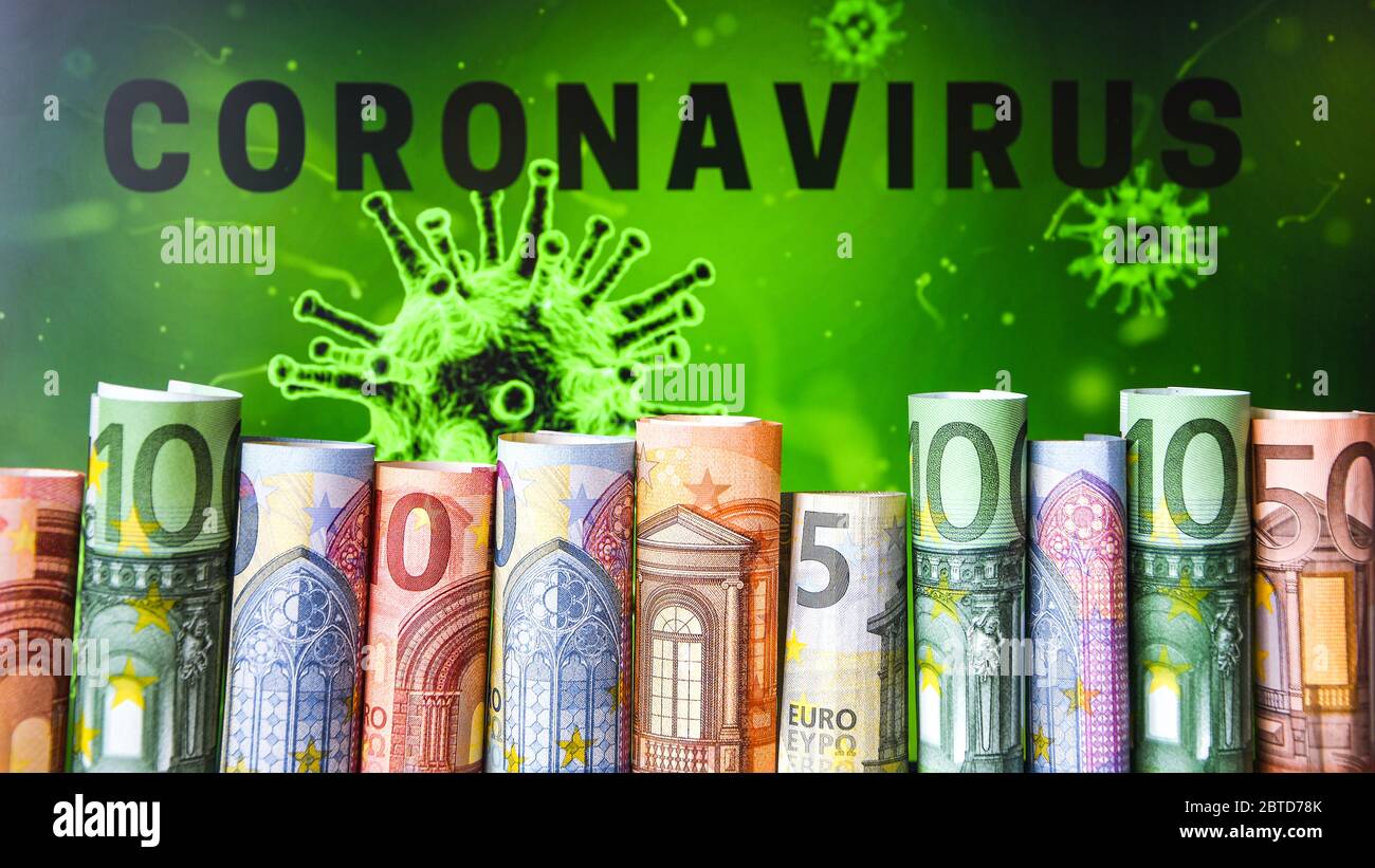 Europa Stockmarket-Chart-Abwärtstrend mit Banknotenhintergrund, Covid19-Virus-Pandemie-Krise, Euro aufgerollt Stockfoto
