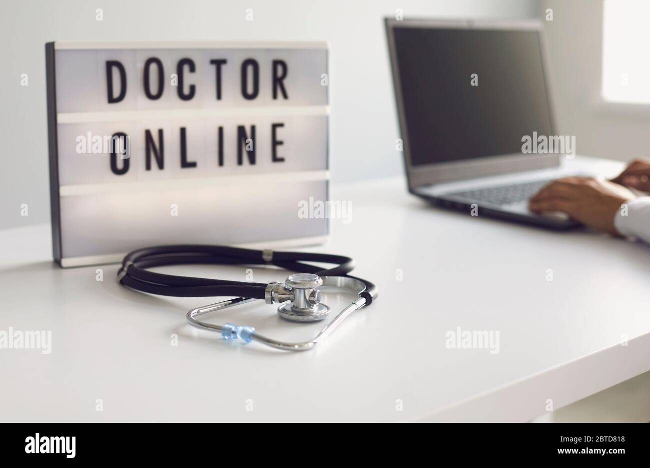 Arzt online. Online Arzt Eingabe Nachricht Diagnosen analysiert Rezept mit Laptop Gadget Webcam Videokonferenz in Klinik Büro. Stockfoto