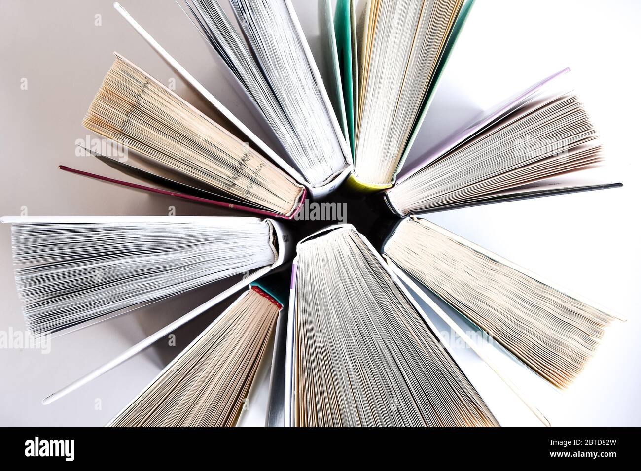 Stapel von alten Buch Bildung Konzept Hintergrund, viele Bücher Stapel mit Kopierraum für Text, Buch Tops Stockfoto