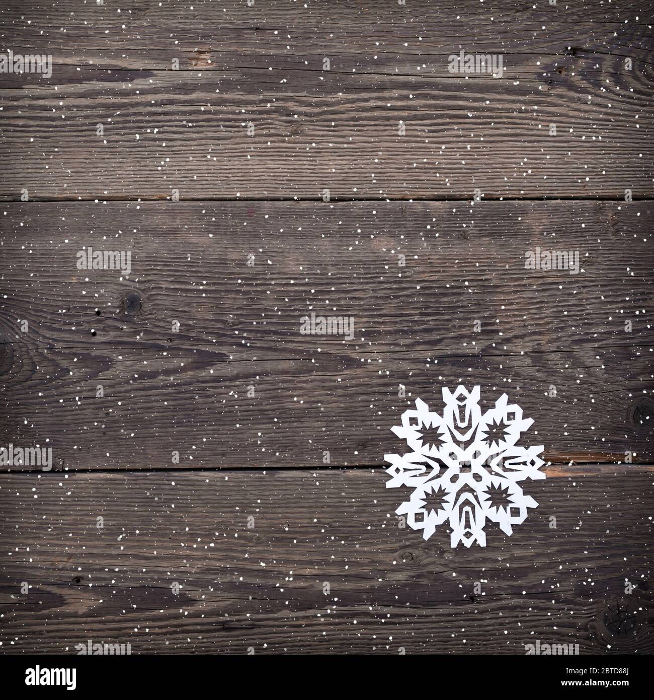 Weihnachtsdekoration mit Papier Schneeflocke - Copy space Stockfoto