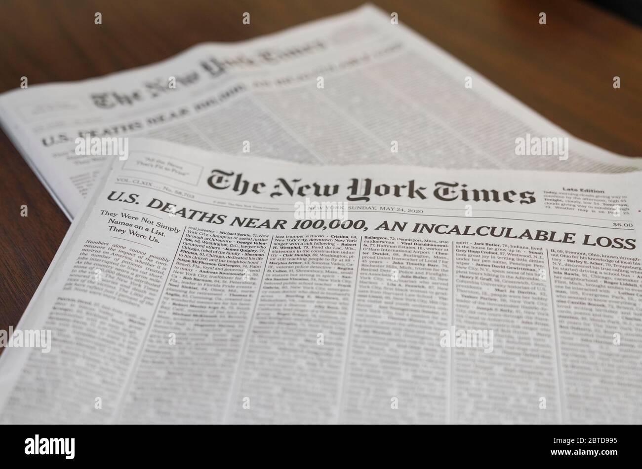 New York, USA. Mai 2020. Das Foto vom 24. Mai 2020 zeigt die Titelseite der New York Times vom Sonntag in New York, USA. Auf der Titelseite der New York Times vom Sonntag sind die Namen von 1,000 Menschen aufgeführt, die in den Vereinigten Staaten an COVID-19 gestorben sind. Die Zeitung nannte es "einen unberechenbaren Verlust" und stellte klar, dass "die 1,000 Menschen hier nur 1 Prozent der Maut widerspiegeln." Kredit: Wang Ying/Xinhua/Alamy Live News Stockfoto