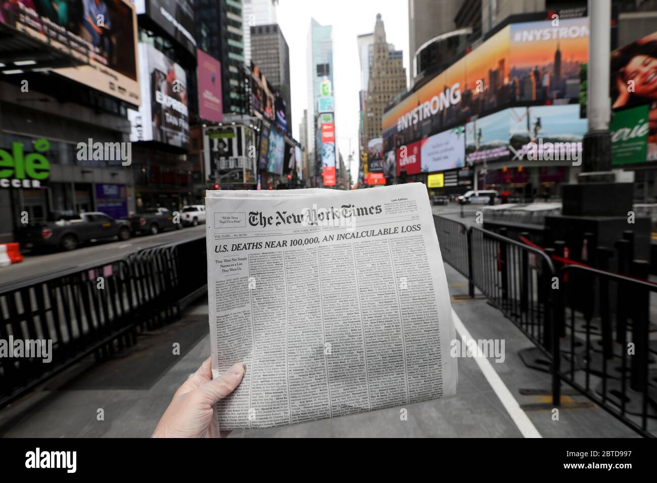 New York, USA. Mai 2020. Das Foto vom 24. Mai 2020 zeigt die Titelseite der New York Times am Sonntag auf dem Time Square in New York, USA. Auf der Titelseite der New York Times vom Sonntag sind die Namen von 1,000 Menschen aufgeführt, die in den Vereinigten Staaten an COVID-19 gestorben sind. Die Zeitung nannte es "einen unberechenbaren Verlust" und stellte klar, dass "die 1,000 Menschen hier nur 1 Prozent der Maut widerspiegeln." Kredit: Wang Ying/Xinhua/Alamy Live News Stockfoto