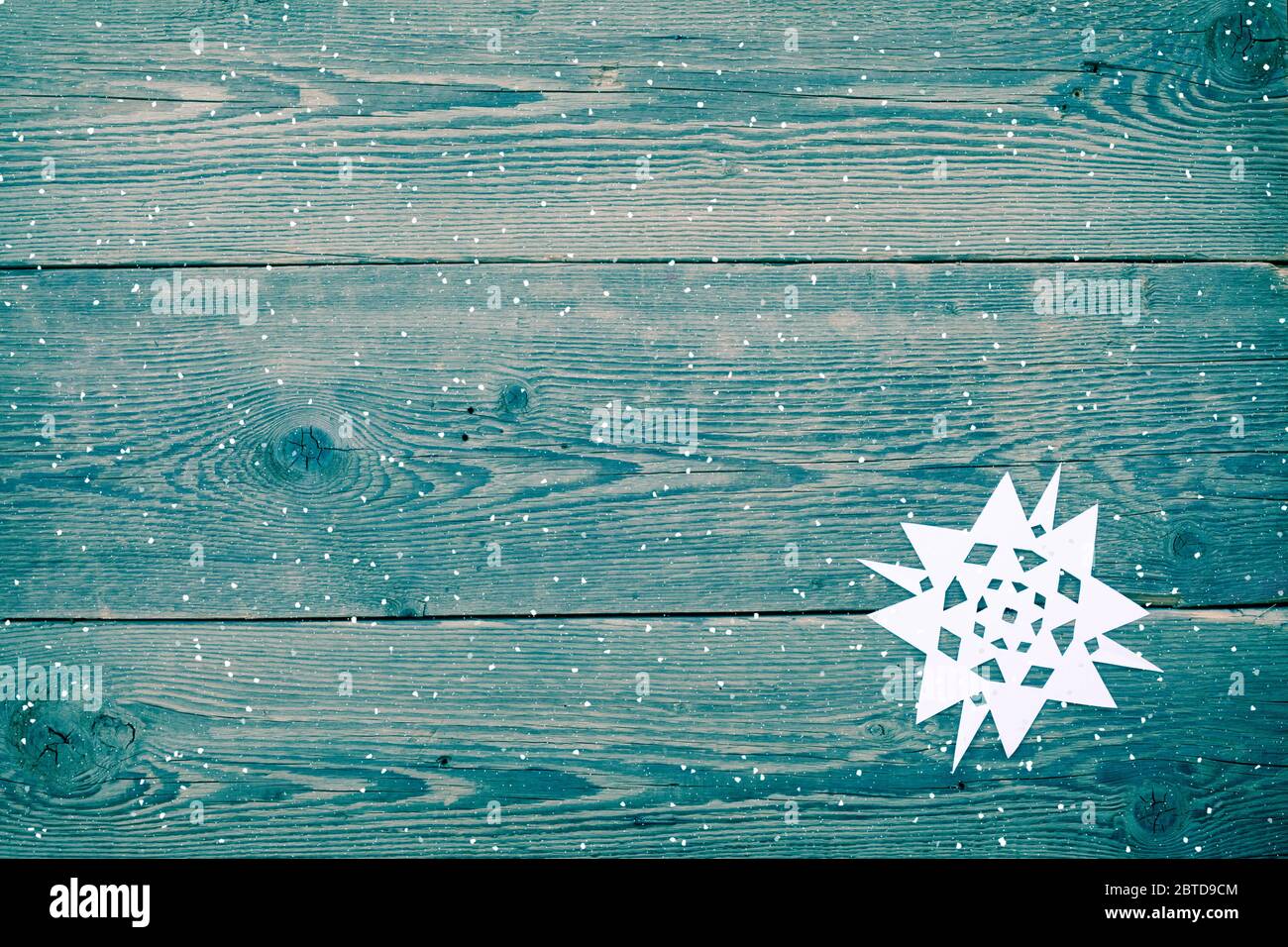 Weihnachtsdekoration mit Papier Schneeflocke - Copy space Stockfoto