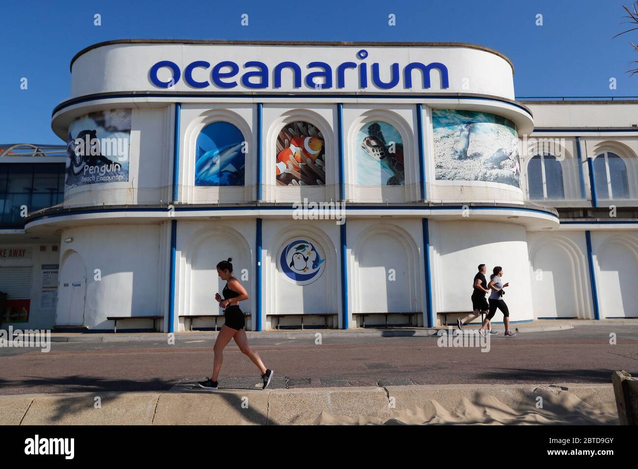 Bournemouth, Großbritannien. Mai 2020. Läufer, die am Montag der Frühlingsfeiertage an der Küste von Bournemouth trainieren. Kredit: Richard Crease / Alamy Live News Stockfoto