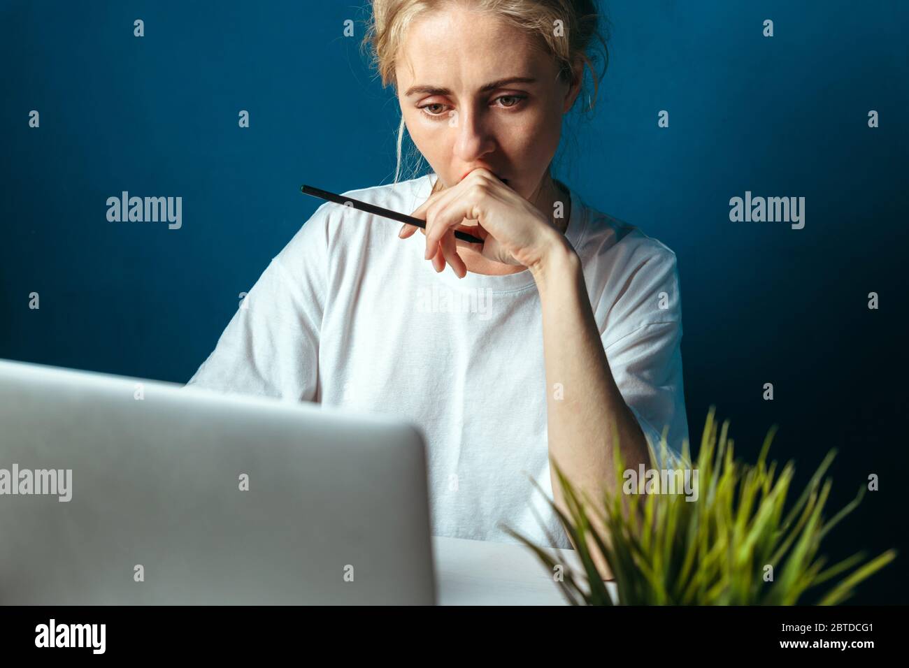 Konzentrierte Frau, Die Auf Laptop-Bildschirm Schaut. Bildung, Online-Shopping, Remote Work und andere Bedeutungen Konzept Stockfoto