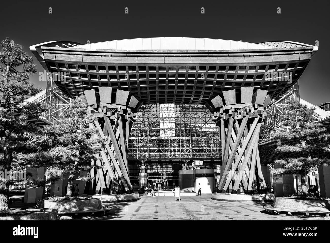 Das Tsuzumi-Tor ('Rum') am Osteingang der JR-Station Kanazawa, Ishikawa, Japan Stockfoto