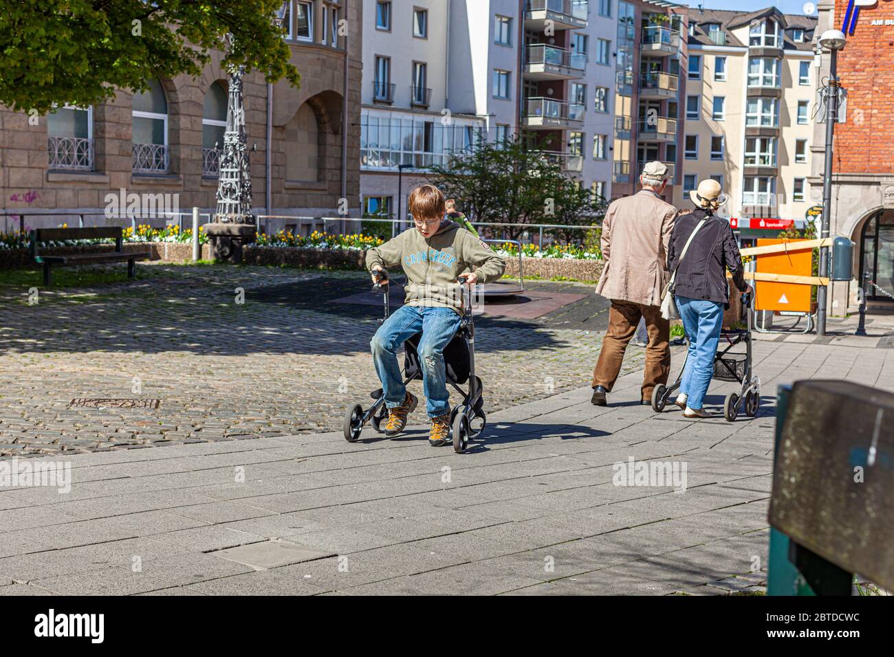 Enkel spielt mit Großmutters Rollator in Aachen, Deutschland Stockfoto