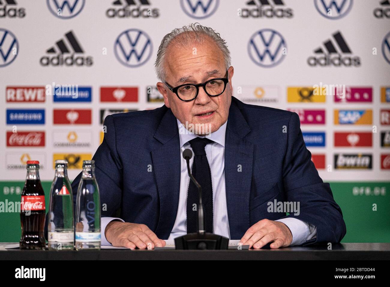 firo: 18.03.2020, Fußball, DFB, Deutscher Fußballverband, Saison 2019/2020, DFB-Video-Pressekonferenz am 18. März 2020 als Reaktion auf die Ereignisse der letzten Tage rund um die Corona-Pandemie. Pressekonferenz als Live-Stream aus der DFB-Zentrale in Frankfurt am Main mit DFB-Präsident Fritz Keller, Oliver Bierhoff (Direktor Nationalmannschaften und Akademie) und Bundestrainer Joachim Loew. Fritz KELLER weltweit Stockfoto