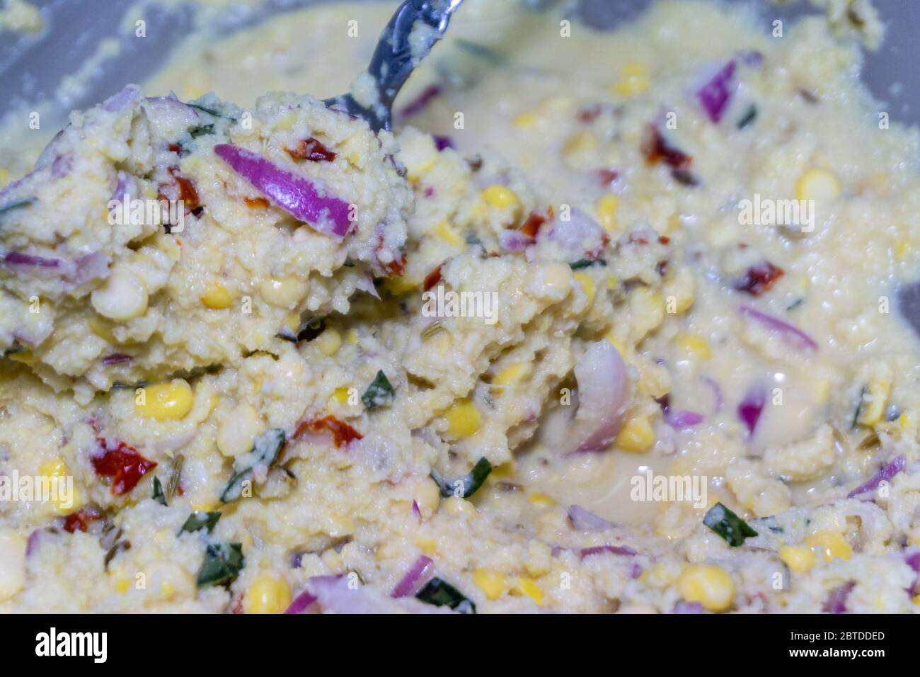 Rohe Batate Vade, Batate Vadey, gebratene Dhal Beans Cake oder Kuih Vadey Zutaten Nahaufnahme. Traditionelle indische Küche. Selektiver Fokus Stockfoto