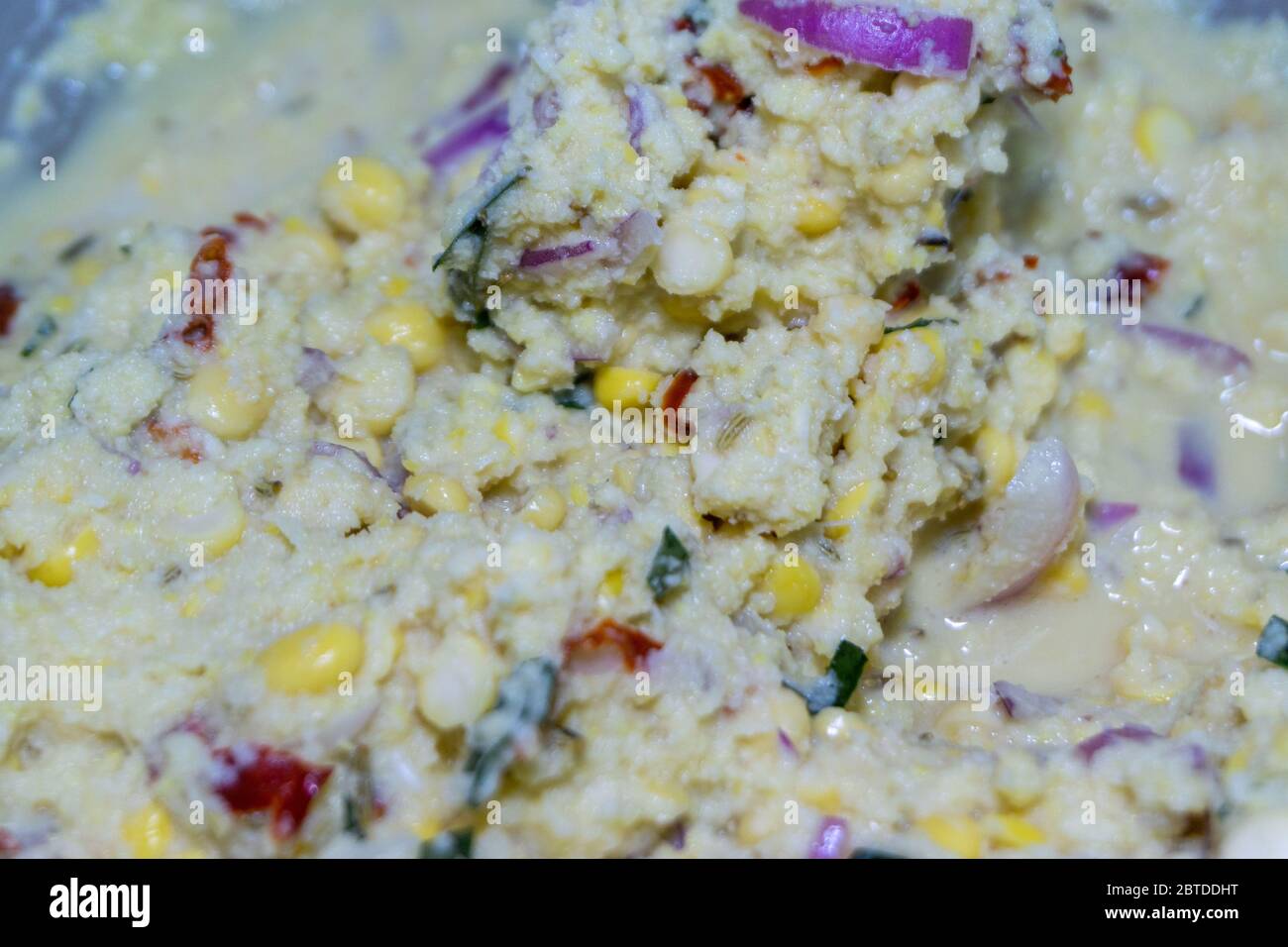 Rohe Batate Vade, Batate Vadey, gebratene Dhal Beans Cake oder Kuih Vadey Zutaten Nahaufnahme. Traditionelle indische Küche. Selektiver Fokus Stockfoto