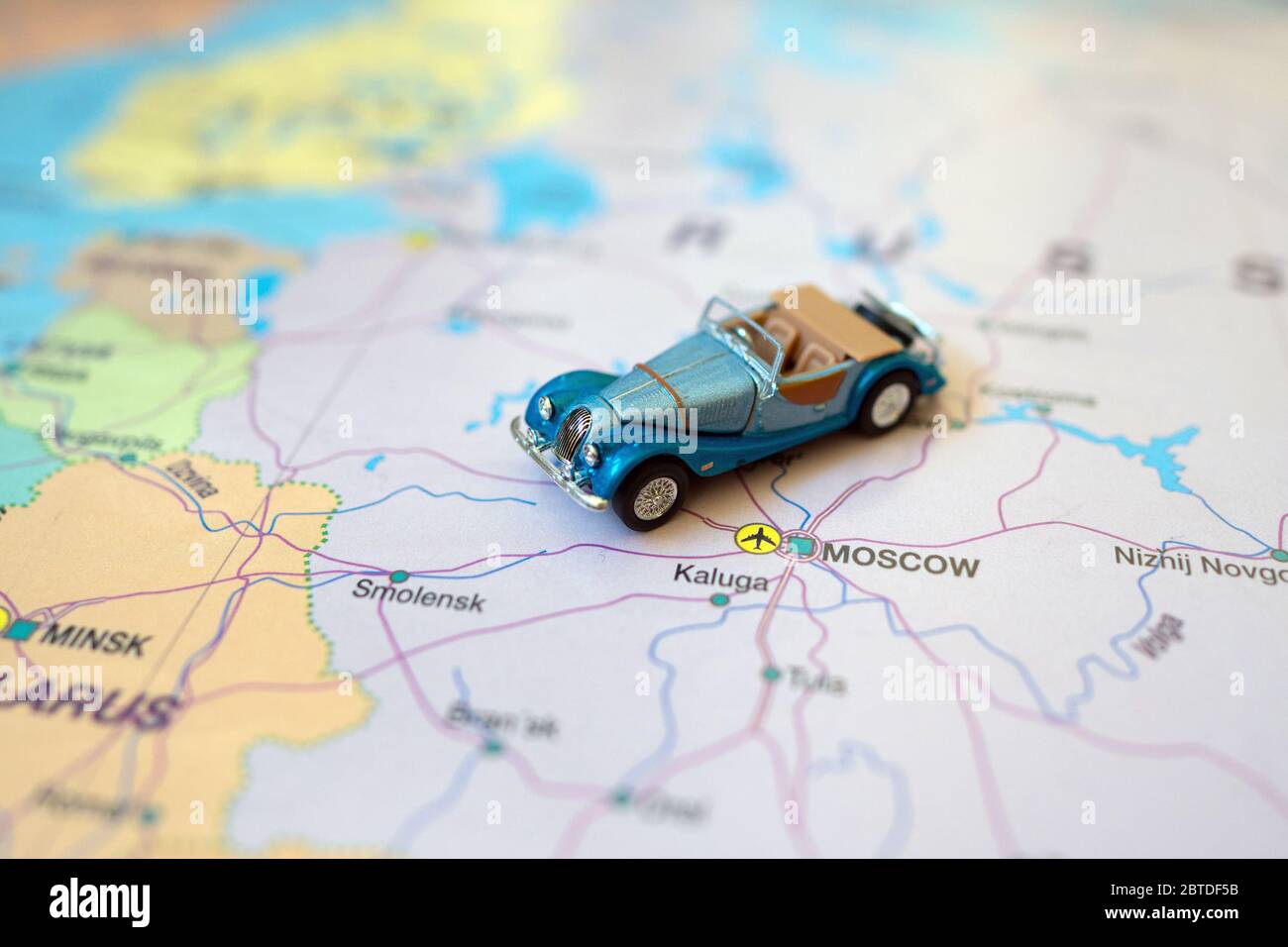 Kleines Spielzeug Retro Auto auf Europa Karte in Russland. Anreise mit dem Auto Konzept. Stockfoto