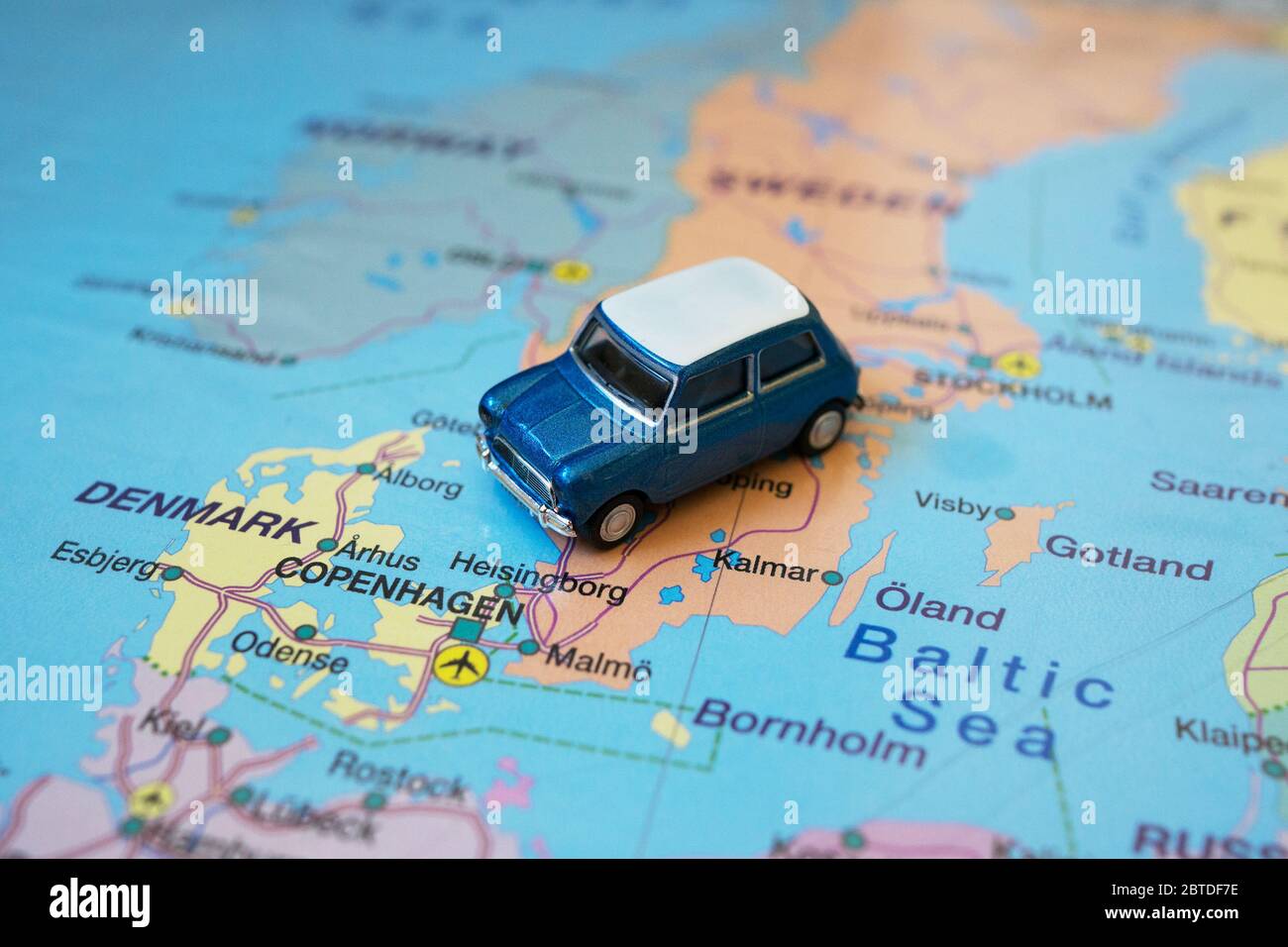 Kleines Spielzeug Retro Auto auf Europa Karte in Schweden. Anreise mit dem Auto Konzept. Stockfoto