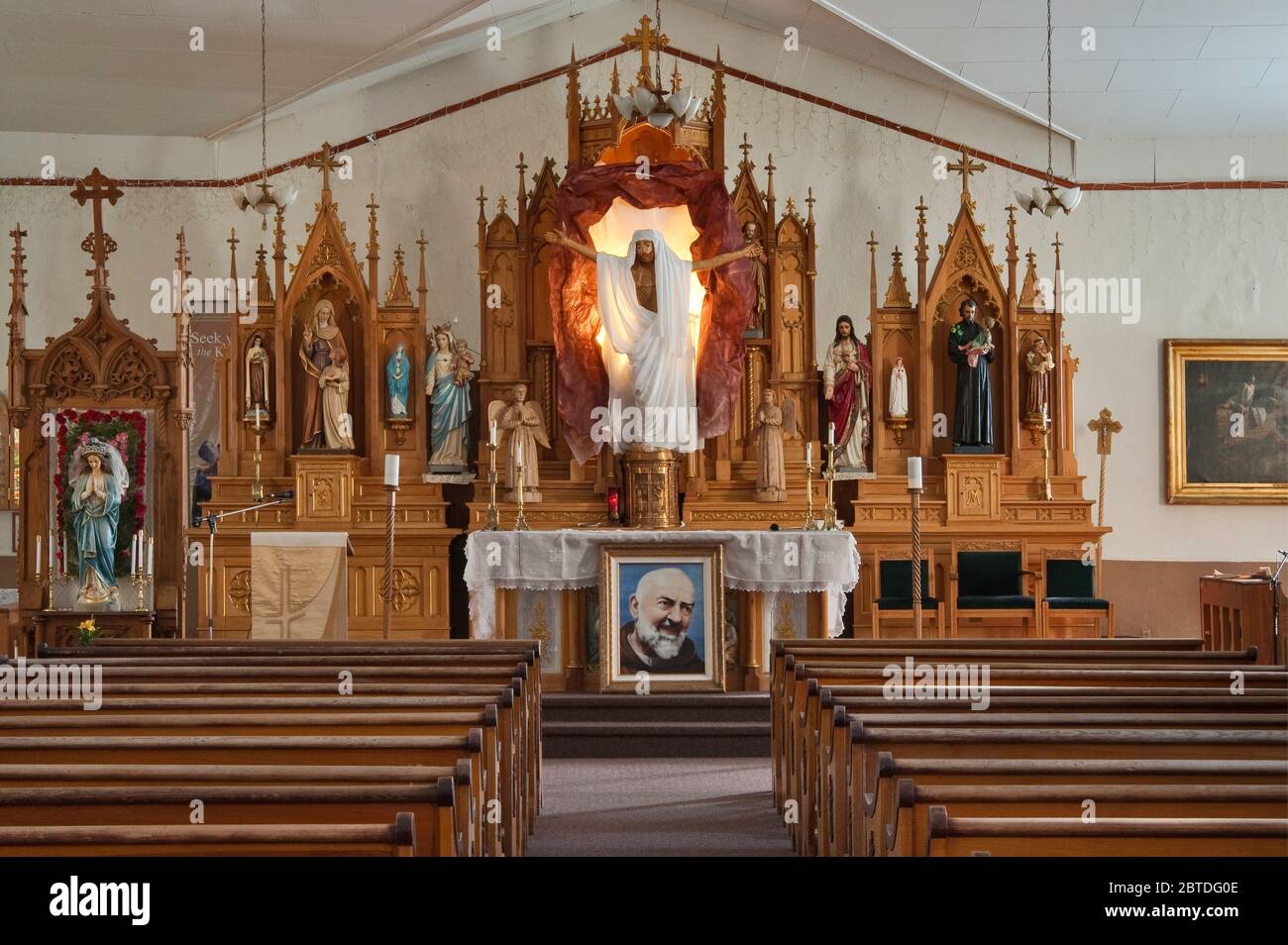 Innenansicht der katholischen Kirche Sangre de Cristo, Bild des Padre Pio, in San Luis, Colorado, USA Stockfoto