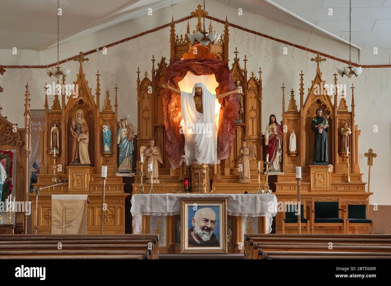 Hauptaltar der katholischen Kirche Sangre de Cristo, Bild des Padre Pio, in San Luis, Colorado, USA Stockfoto