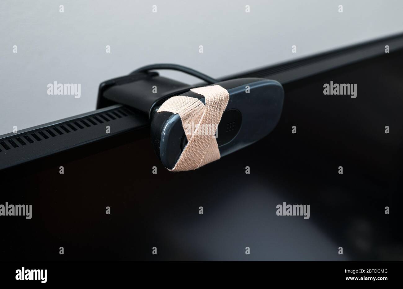 Nahaufnahme der Webkamera mit Klebeband abgedeckt. Stockfoto