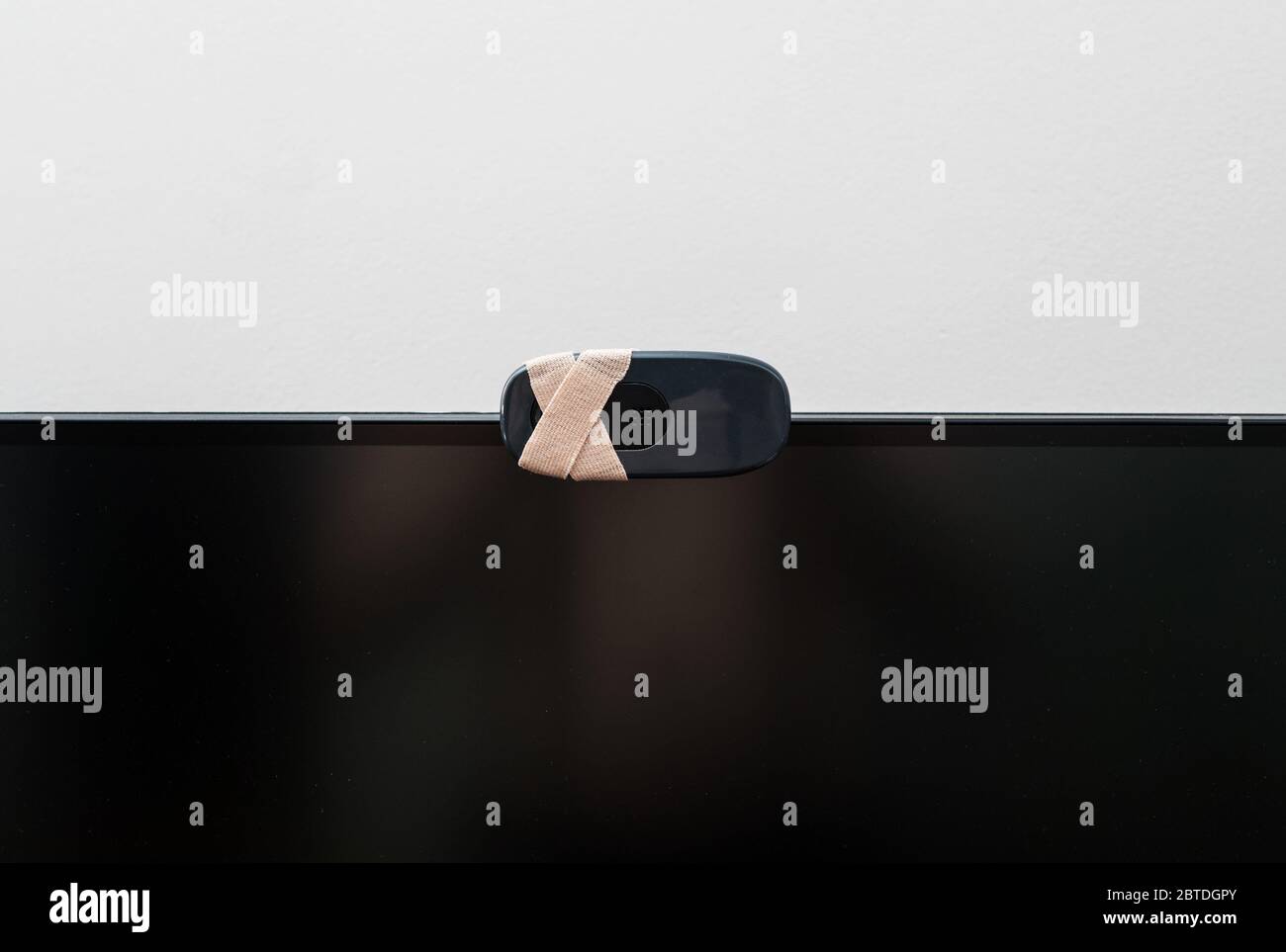 Nahaufnahme der Webkamera mit Klebeband abgedeckt. Stockfoto