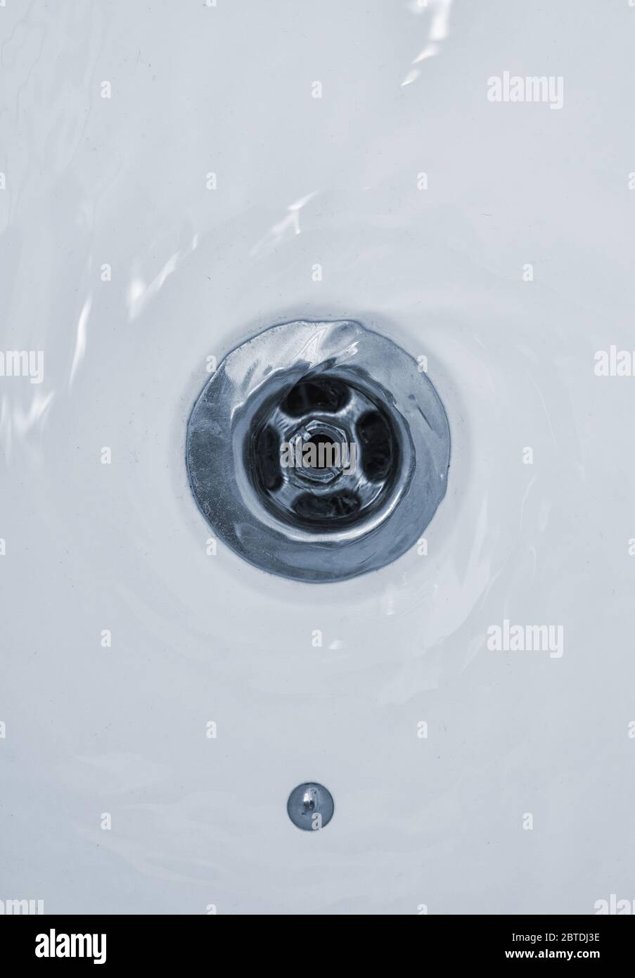 Wasser fließt in das Waschbecken im Badezimmer. Stockfoto