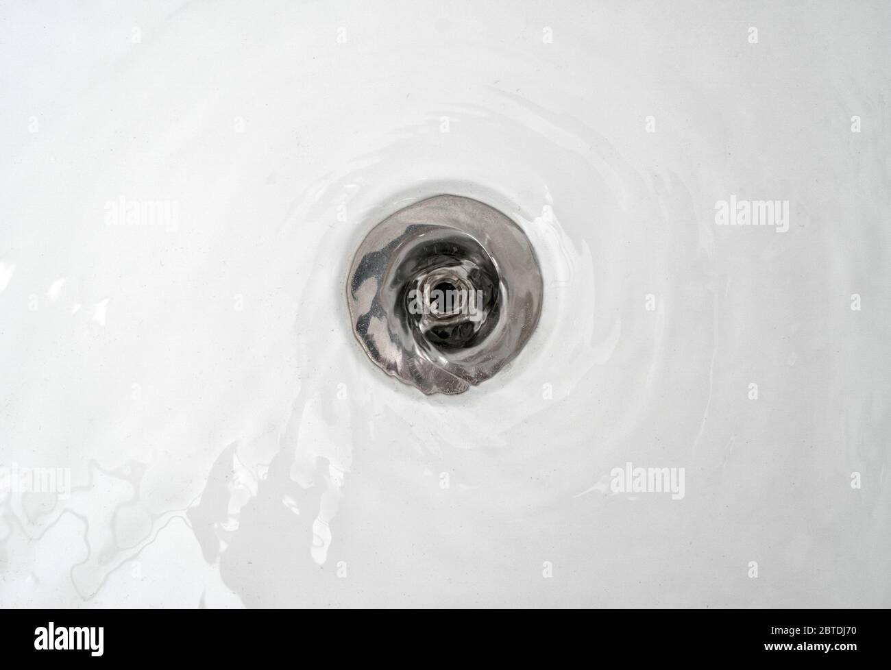 Wasser fließt in das Waschbecken im Badezimmer. Stockfoto