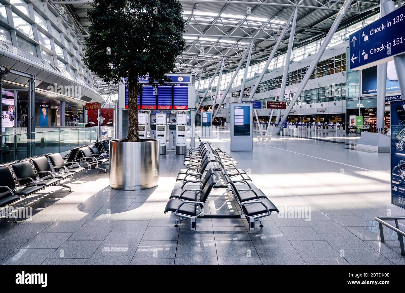 Düsseldorf, Nordrhein-Westfalen, Deutschland - Flughafen Düsseldorf, verlassene Abflughalle in Zeiten der Koronakrise. Düsseldorf, Nordrhein-Westfalen Stockfoto