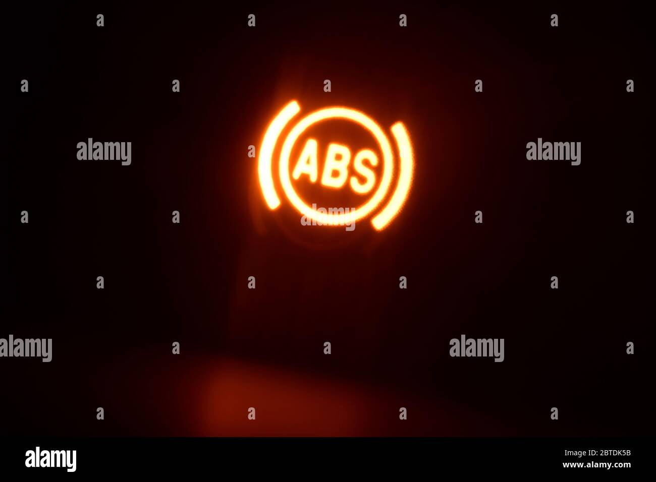 ABSWarnleuchte (ABS) am Armaturenbrett zeigt nachts am Fahrzeug an